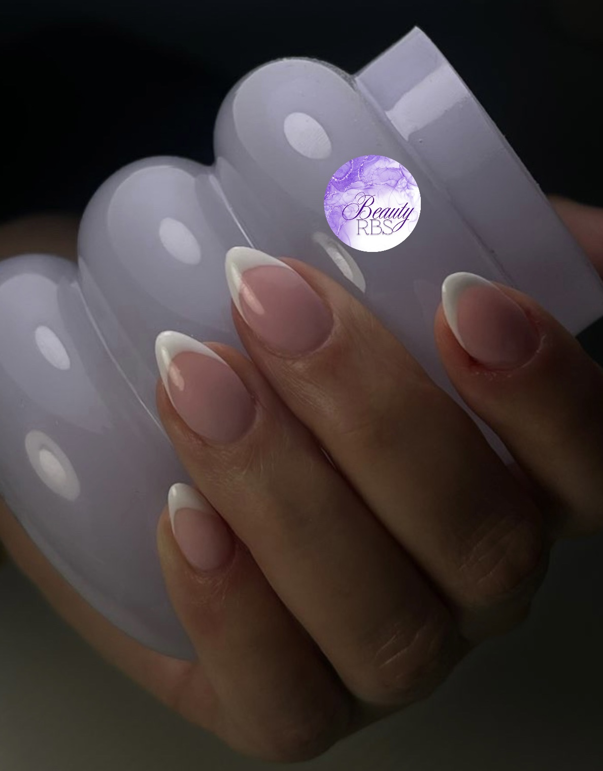 Manucure french sur ongles en forme amande réalisée chez Beauty by RBS