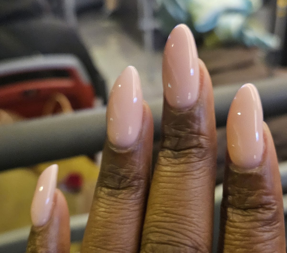 Pose de semi-permanent nude sur ongles en forme amande